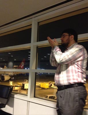 نماز اول وقت در فرودگاه شیکاگو