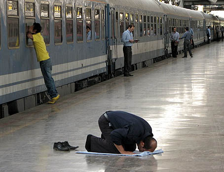 نماز اول وقت در ایستکاه قطار