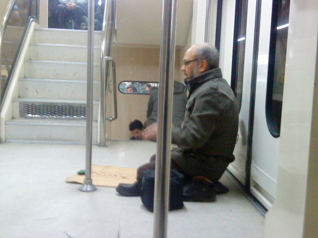 نماز اول وقت در مترو( مجموعه حدیث نماز )