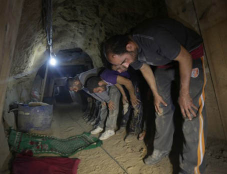 نماز کارگران تونل در گذرگاه رفح - غزه