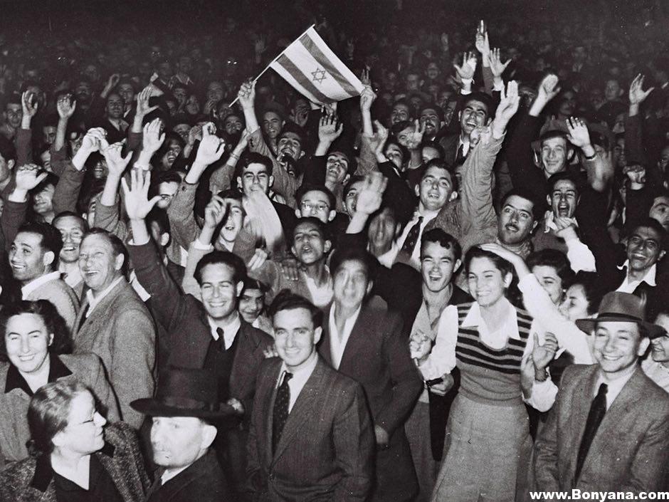 توضیح تصویر: شادی صهیونیست‌ها پس از اعلام تصویب طرح تقسیم فلسطین و تشکیل دولت جعلی و تحمیلی اسرائیل 