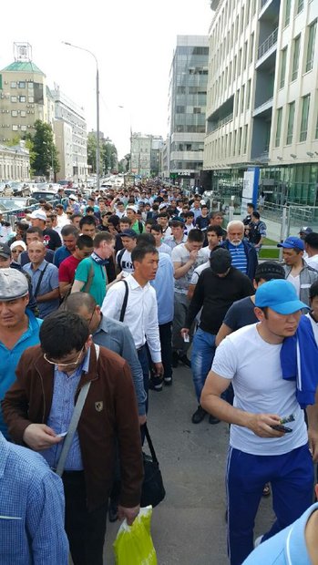 جمعیت مردمی که در نماز جمعه مسکو شرکت کرده‌اند.