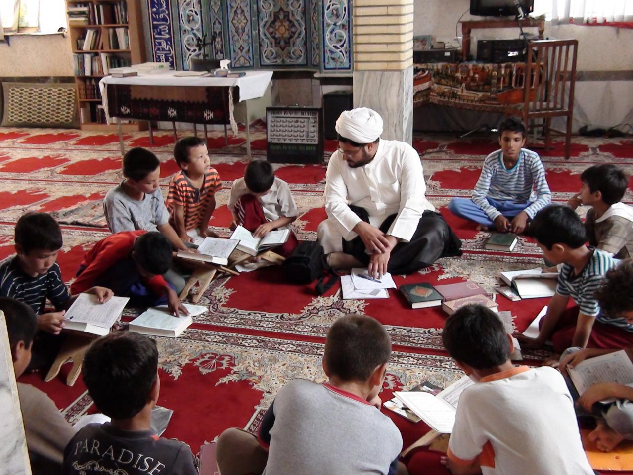 یکی از کارهای مخصوص نوجوانان حضور در مساجد و آشنایی با بقیه هم سالان است