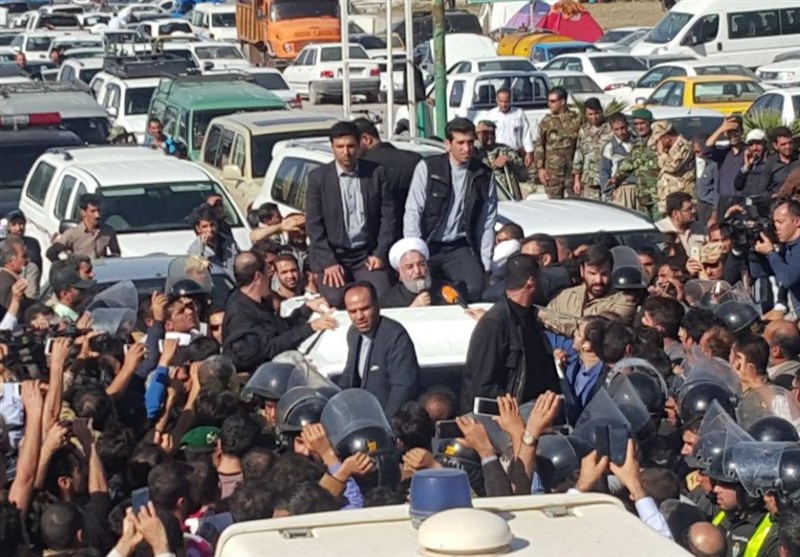 صحنه ای از حضور حسن روحانی در میان زلزله زدگان منطقه کرمانشاه 