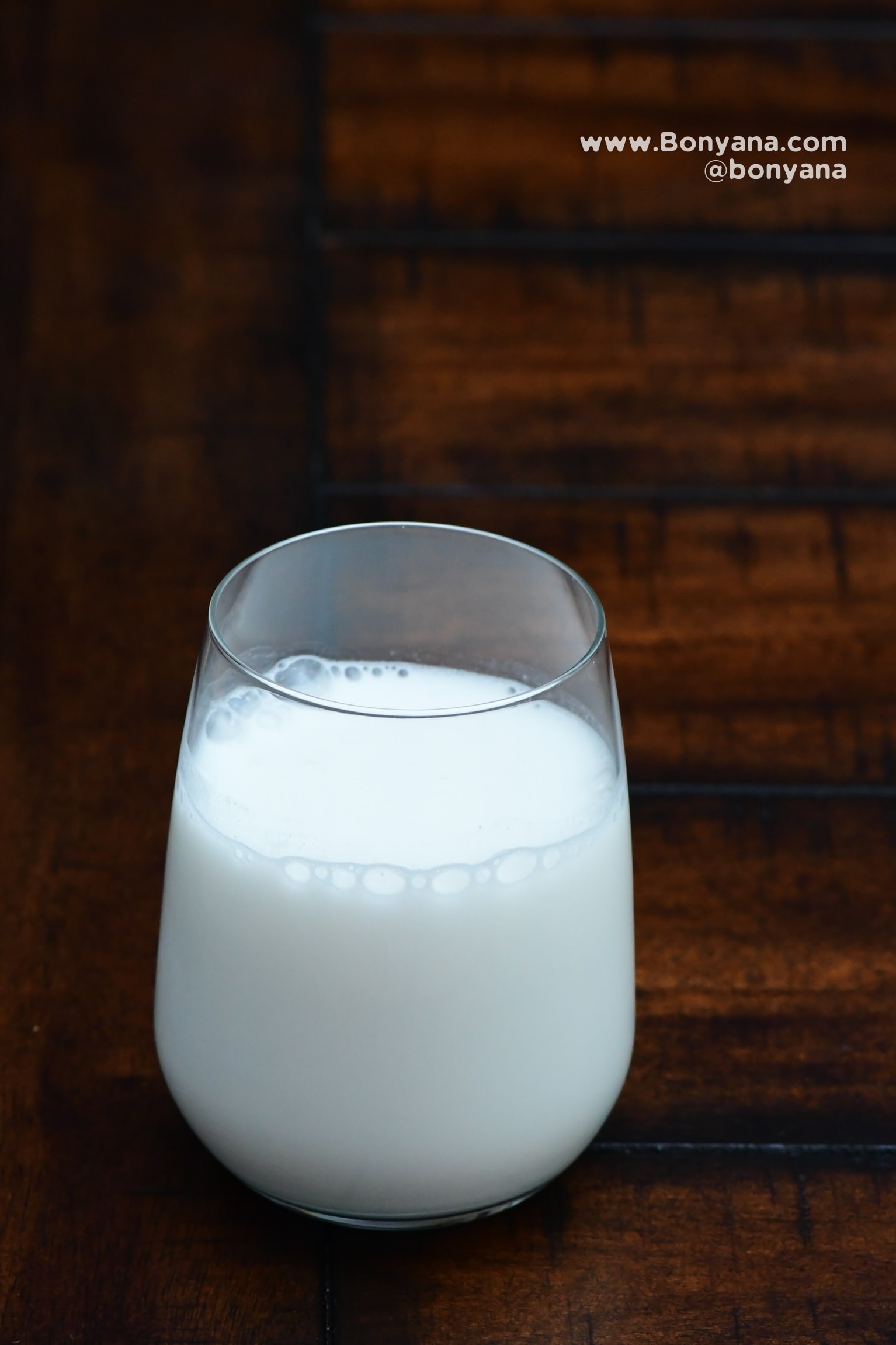 خوردن شیر - Photo by Kim Gorga on Unsplash